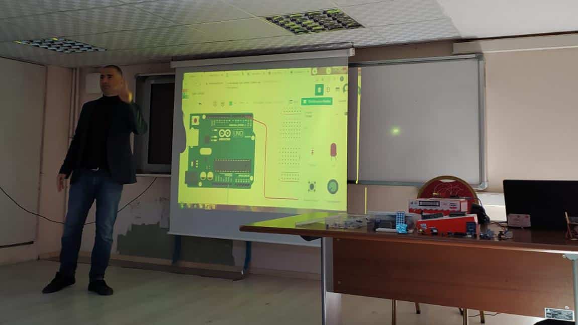 Okulumuzda ve Ziyapaşa Ortaokulu'nda Robotik Kodlama seminerleri verildi.